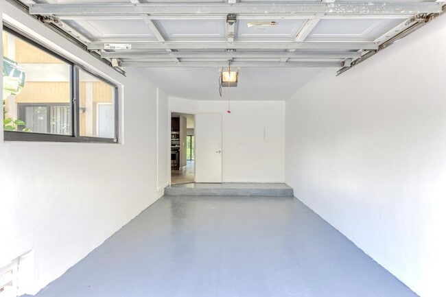 Building Photo - 660 Coventry St