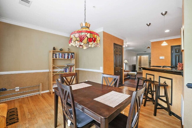 Building Photo - Spacious, Private AND Convenient 2-Level C...