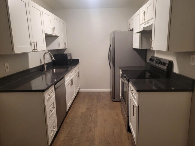 Building Photo - 2 Bedroom 1.5 Bath Berkley Townhouse