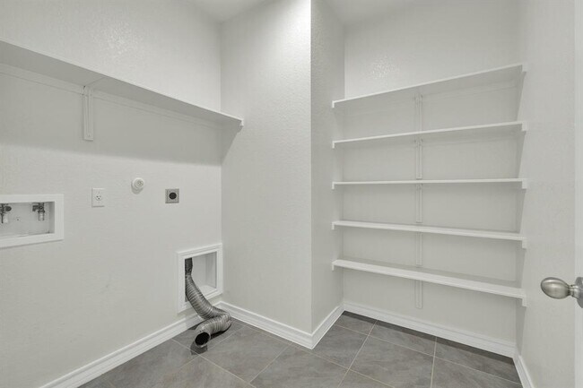 Building Photo - 216 Mary Max Cir