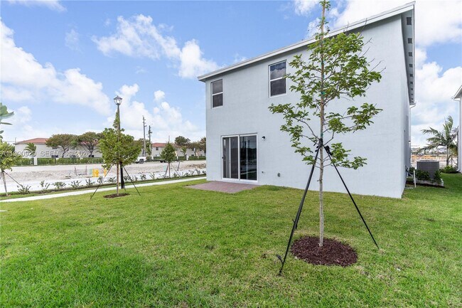 Building Photo - 615 NE 1st Ave