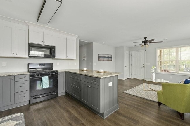 Building Photo - 855 Dodge St S E