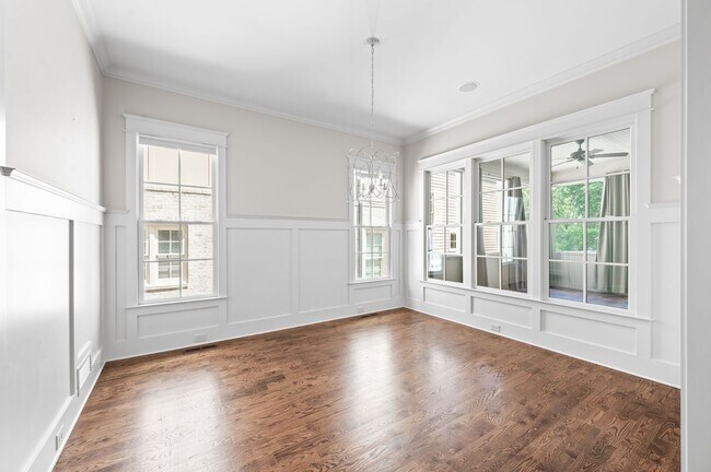 Building Photo - 1735 Hillmont Dr