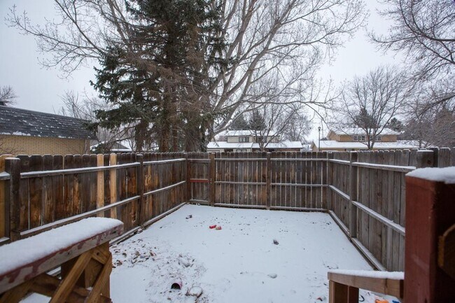 Building Photo - Students Welcome! Great Location!