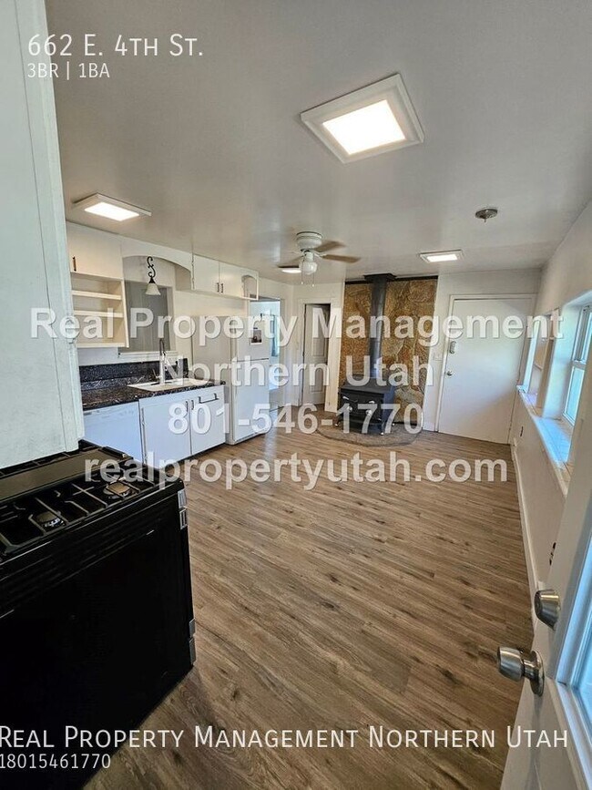 Building Photo - 662 4th St S