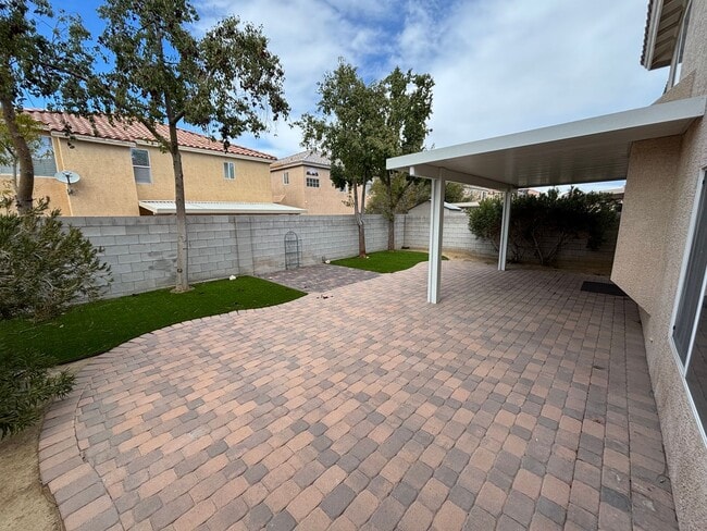 Building Photo - Beautiful two-story home with 4 BED / 2.5 BATH w Loft located in Henderson Nevada!