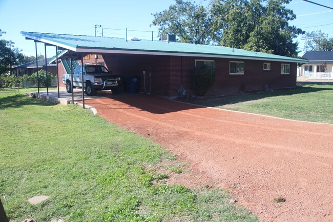 Building Photo - Updated Classic - Mid Century 4/2 2600 sf. All one level.