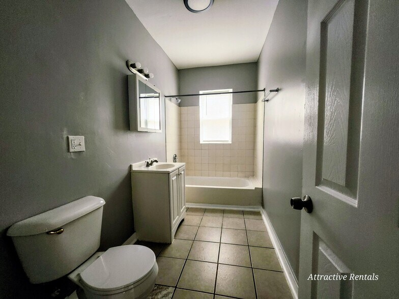 Building Photo - 1615 W 78th St