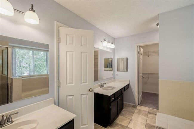 Building Photo - 10910 Willow Meadow Cir