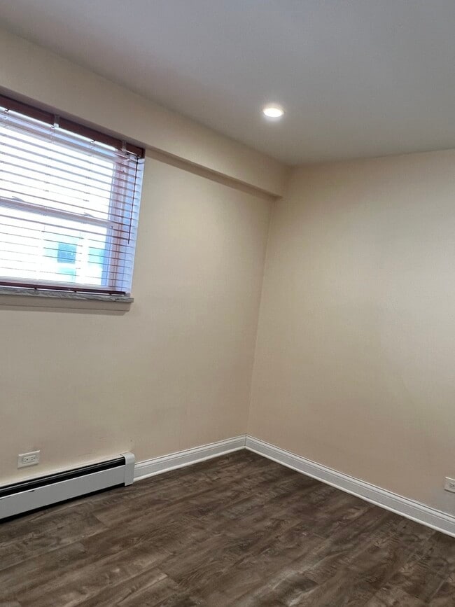 Building Photo - 8052 N Oriole Ave