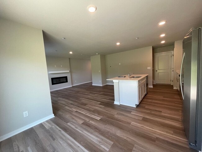 Building Photo - Beautiful 3 bed, 2 bath townhome $2200