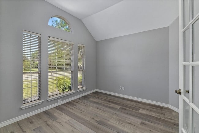 Building Photo - 630 Lakewood Dr