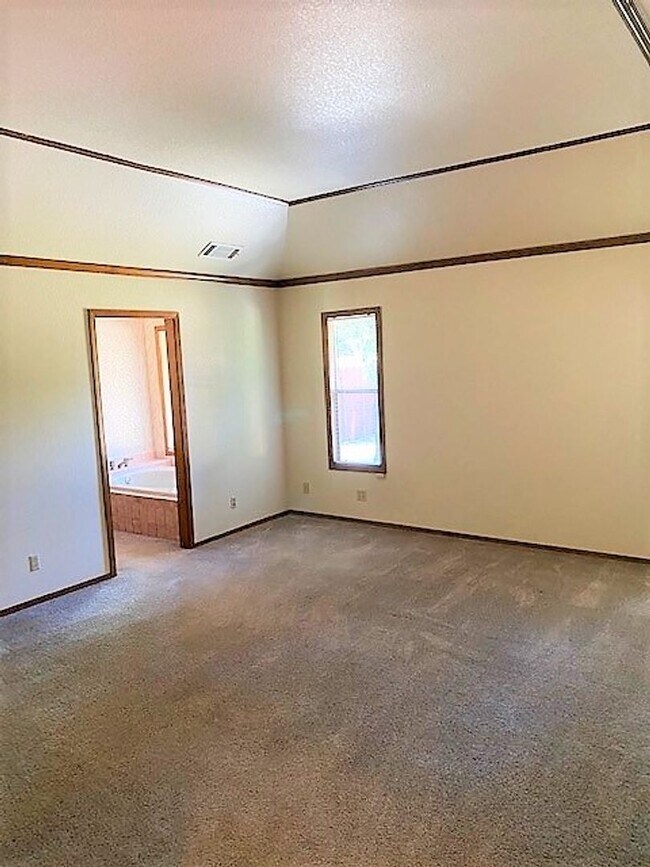 Building Photo - Westside Home w/ Pool