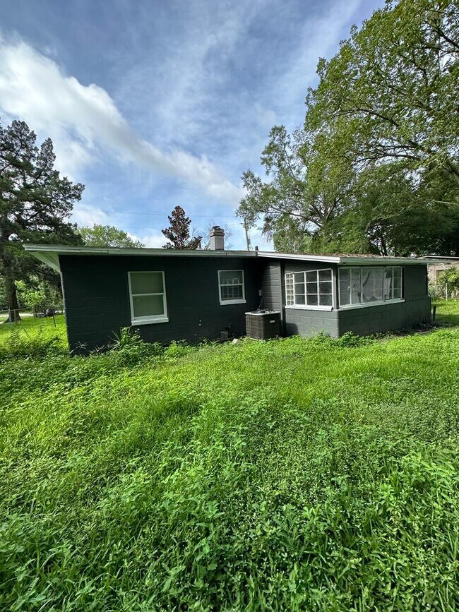 Building Photo - 3553 Centerhill Dr N