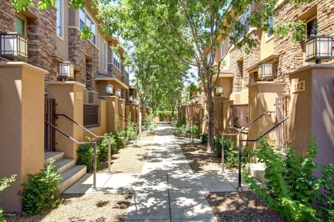 Building Photo - 3 BDRM W/DEN TOWNHOUSE IN PHX