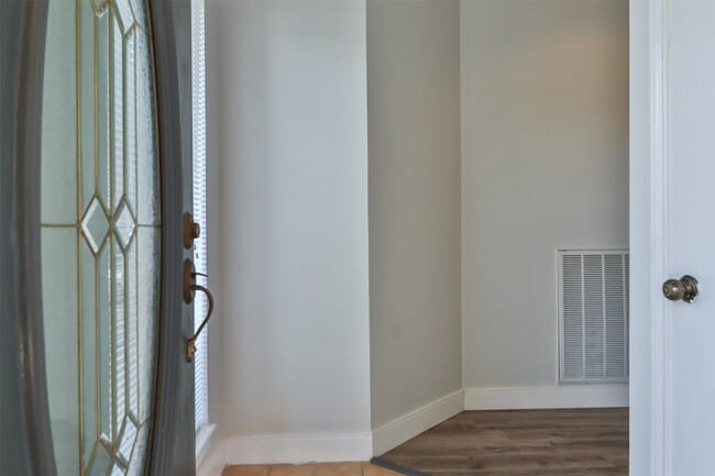 Building Photo - 10910 Scenic Dr