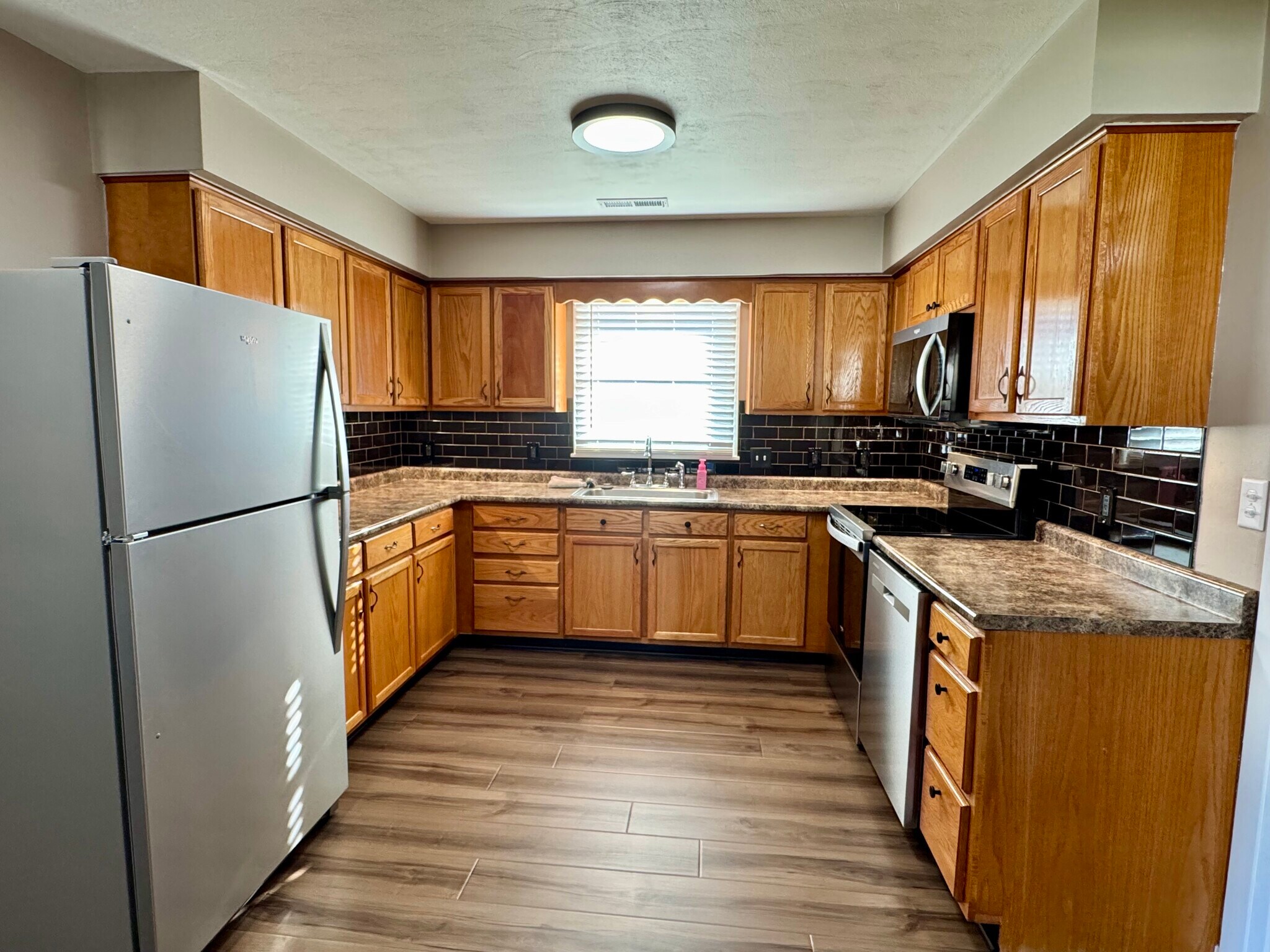 Building Photo - 910 4th Ave