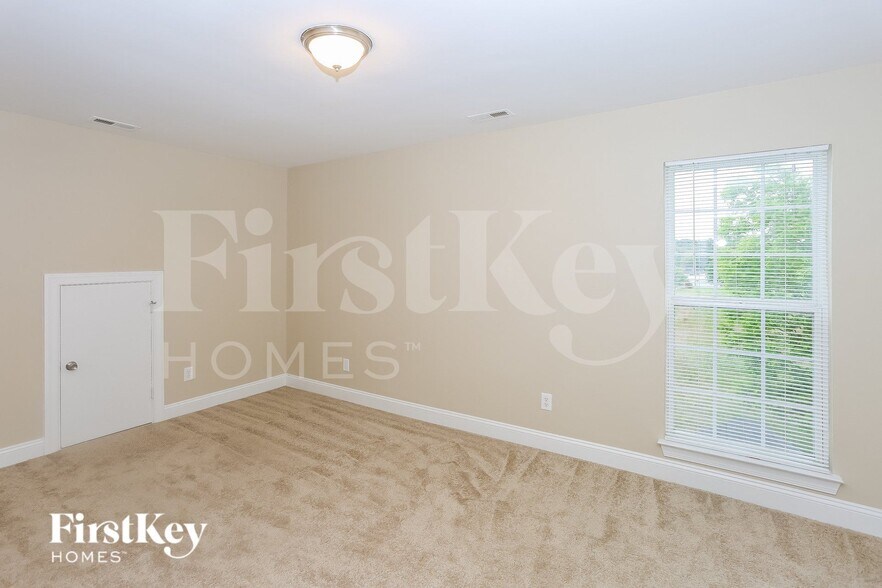 Building Photo - 4934 Hawfield St