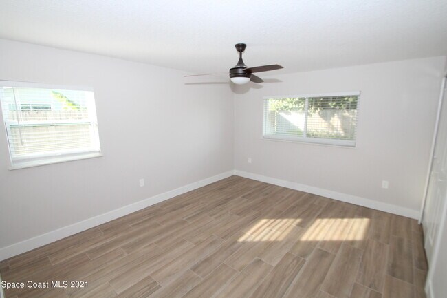Building Photo - 580 Pine Tree Dr
