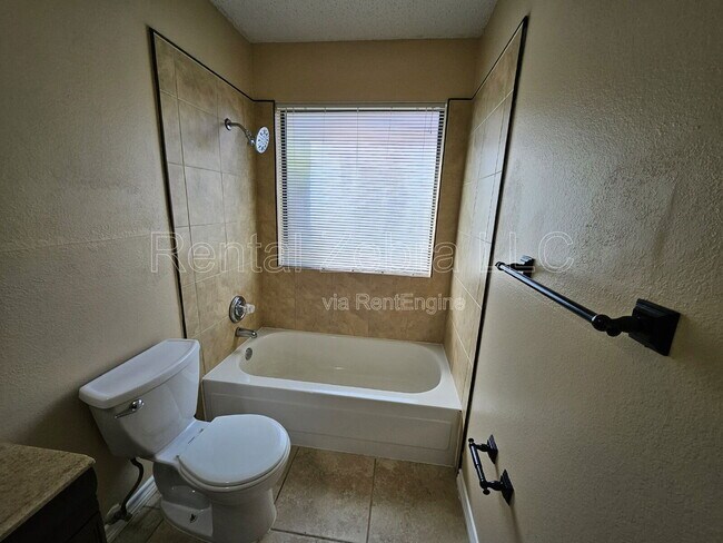 Building Photo - 1405 Paintbrush St