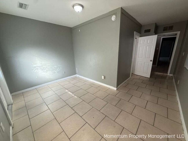 Building Photo - Cozy 2 bedroom/1 bathroom Single family home in the heart of Ybor! Apply for FREE This Holiday Se...