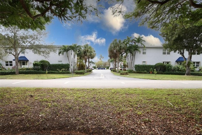 Building Photo - 7640 SW 54th Ct