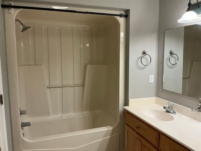 Building Photo - 1414 Jane St