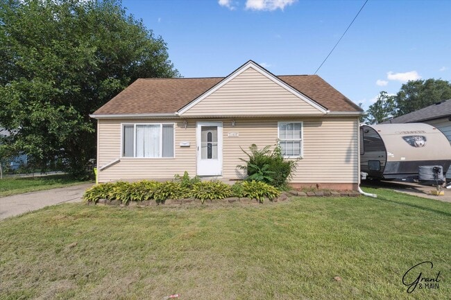 Primary Photo - $1350 3 bedroom bungalow Eastpointe