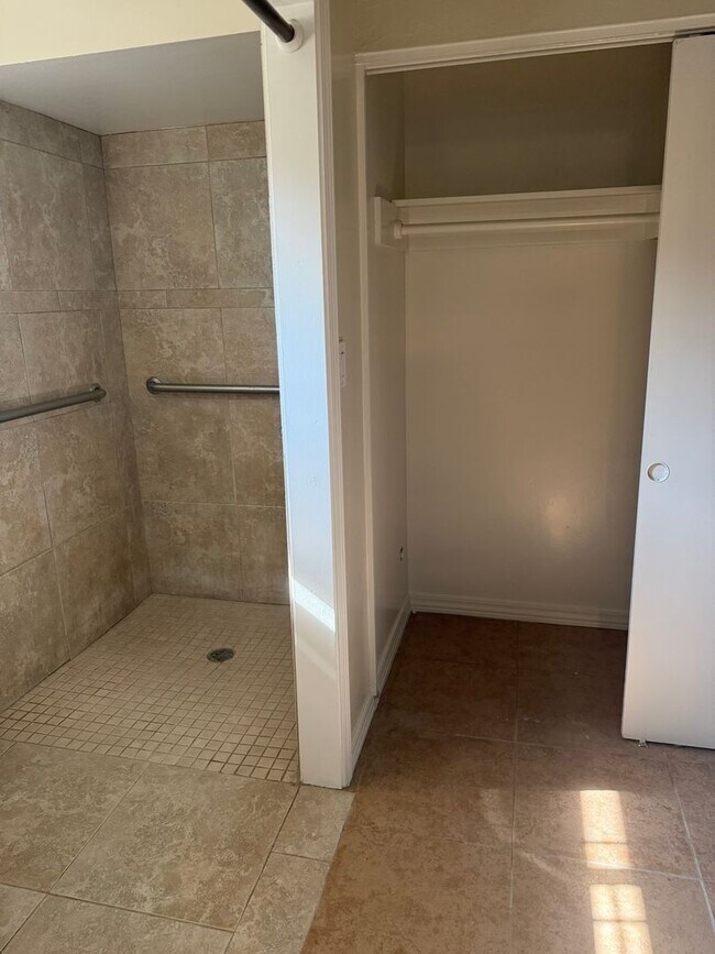 Building Photo - Spacious 4-Bedroom + 2 Bonus Rooms | Near ...