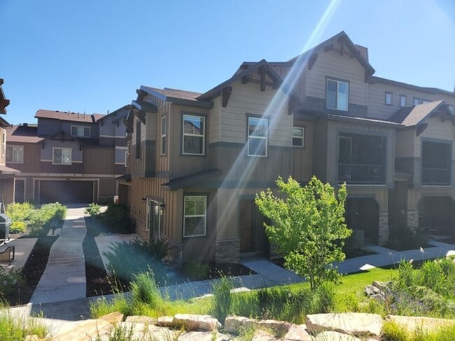 Building Photo - Convenient Park's Edge Townhouse