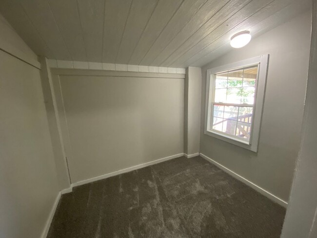 Building Photo - CLEVES - Adorable fresh tiny home w fenced...