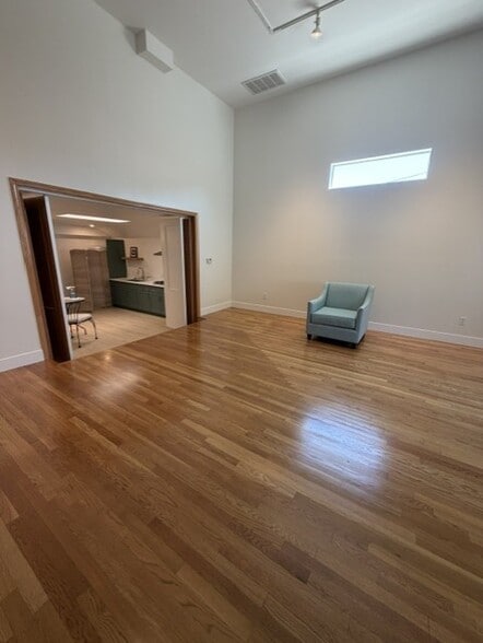 Building Photo - 1031 E Tujunga Ave