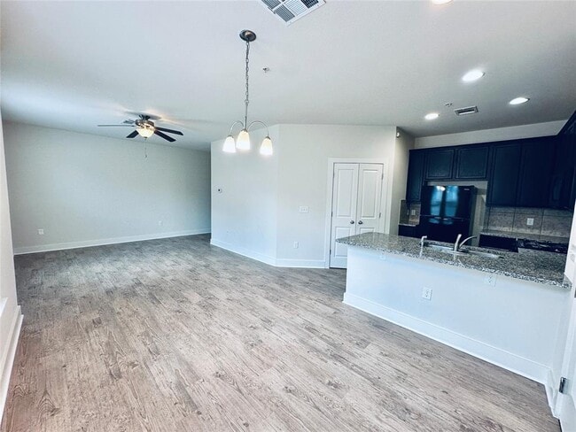 Building Photo - 2216 Creekside Ln