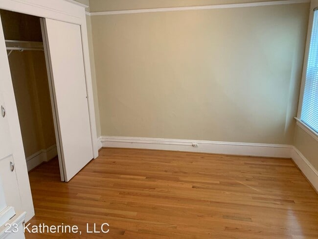 Building Photo - Studio, 1 bath Apartment - 621 NW 23rd Ave.