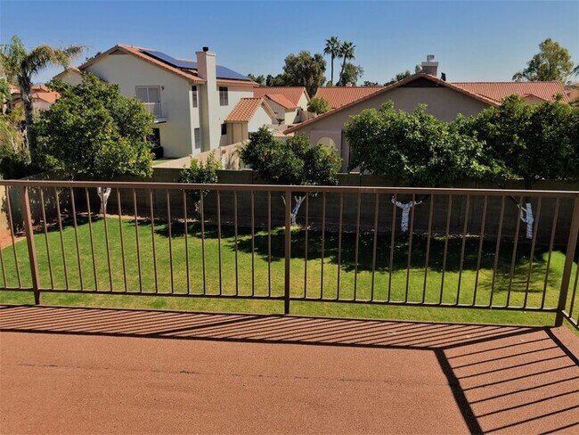Building Photo - Beautiful 4Bd x 2.5Bath w/ HUGE Backyard &...