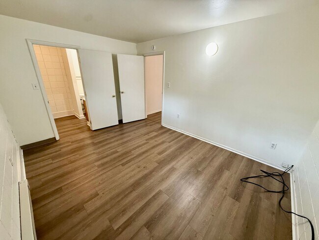 Building Photo - 509 S Bryan Ave