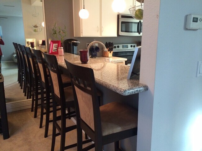 Building Photo - Upgraded End-Unit Townhome