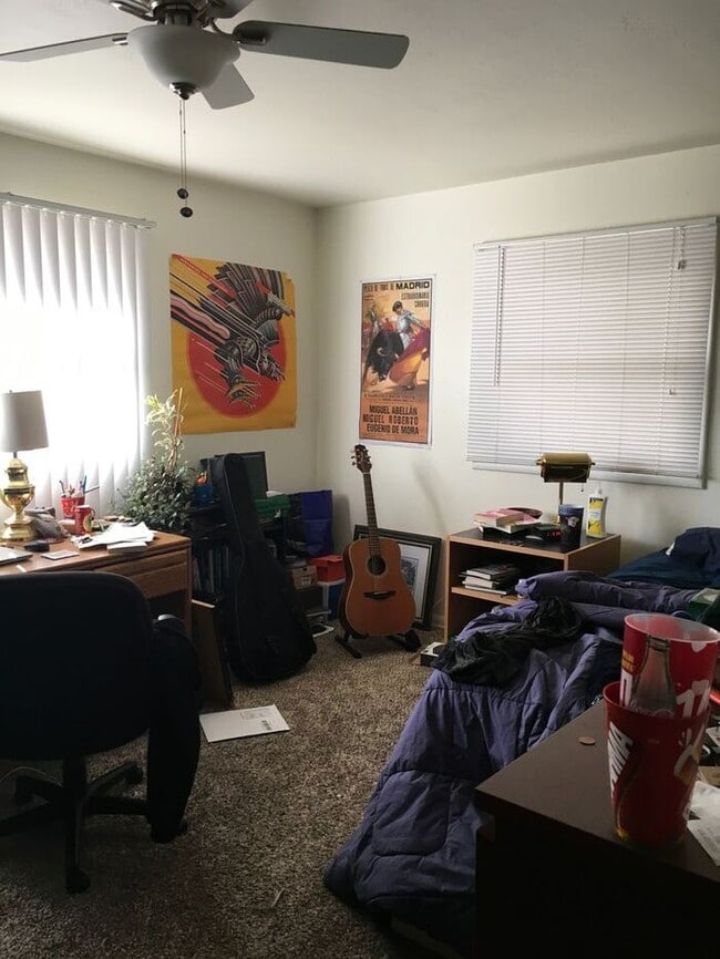 Building Photo - Spacious 3 Bedroom 2 Bath Ranch Style Hous...