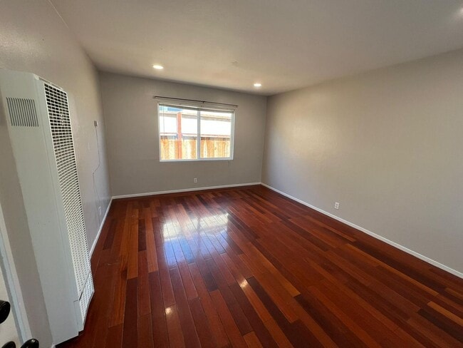 Building Photo - Single level condo