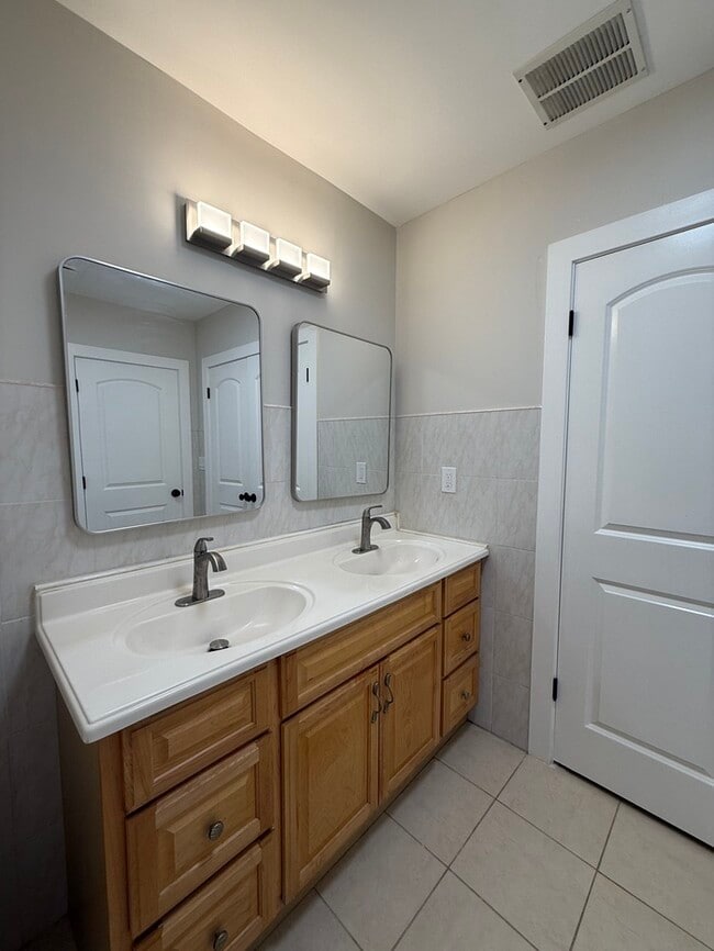 Building Photo - 1471 Frances Ln