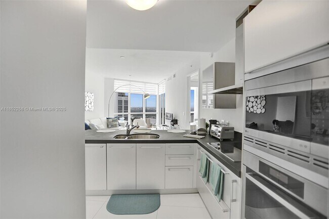 Building Photo - 18201 Collins Ave