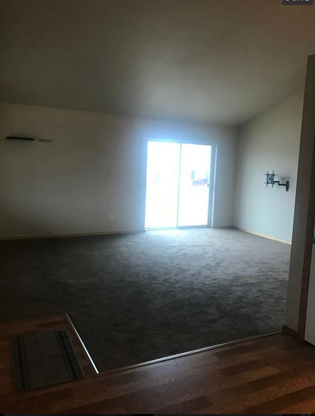 Building Photo - 521 Green Tree Dr