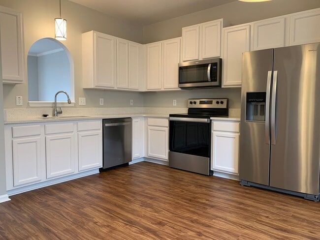 Building Photo - Renovated 2 Bed, 1.5 Bath Townhome w/ Comm...