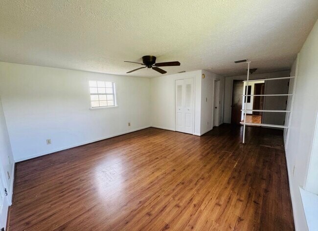 Building Photo - 572 Lexington Dr