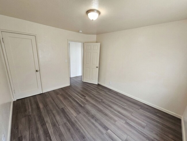 Building Photo - Recently Remodeled 1 Bedroom Duplex Unit Looking for a new tenant!
