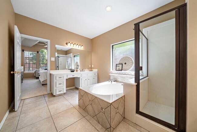 Building Photo - 13002 Golden Rainbow Dr