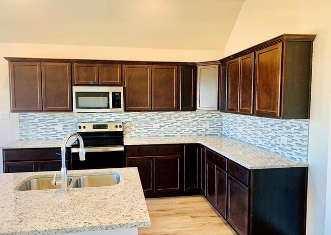 Building Photo - 808 Fallbrook Dr