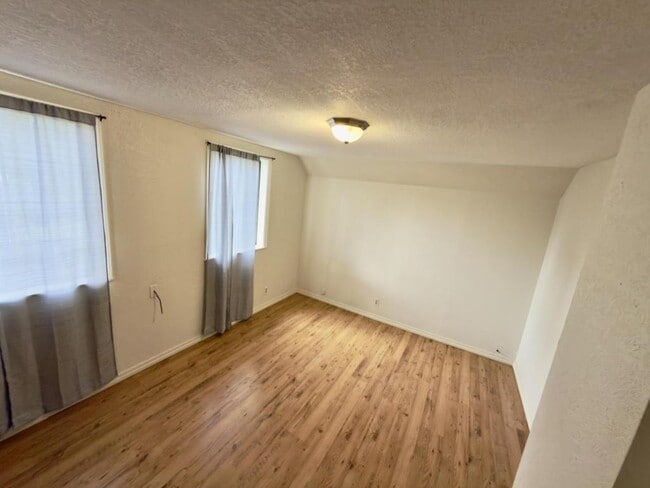 Building Photo - 372 W Hickory St