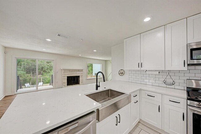 Building Photo - 1703 Hillcrest Ln