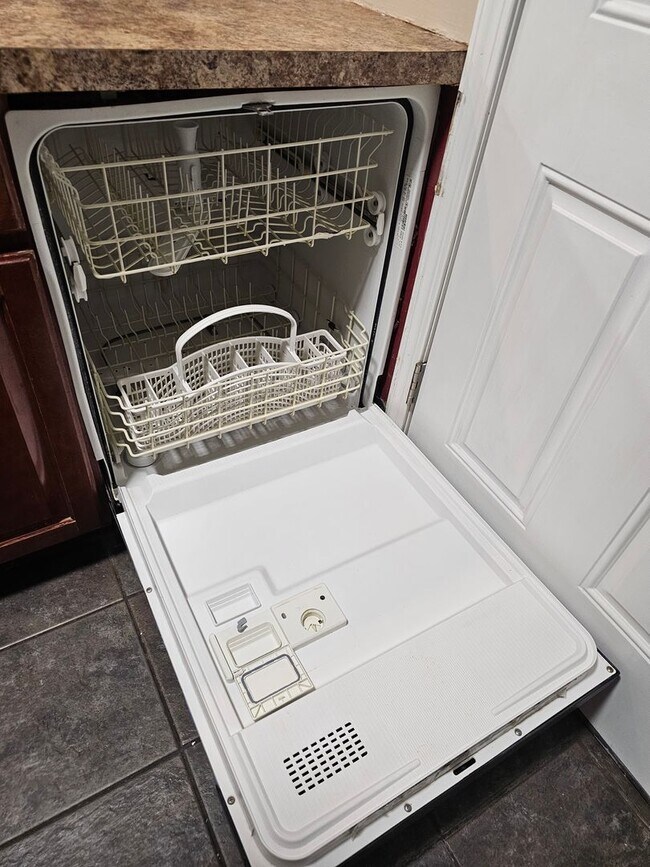 Building Photo - Wonderfully Remodeled Tri Level 3BR/2BTH Soulard Townhouse